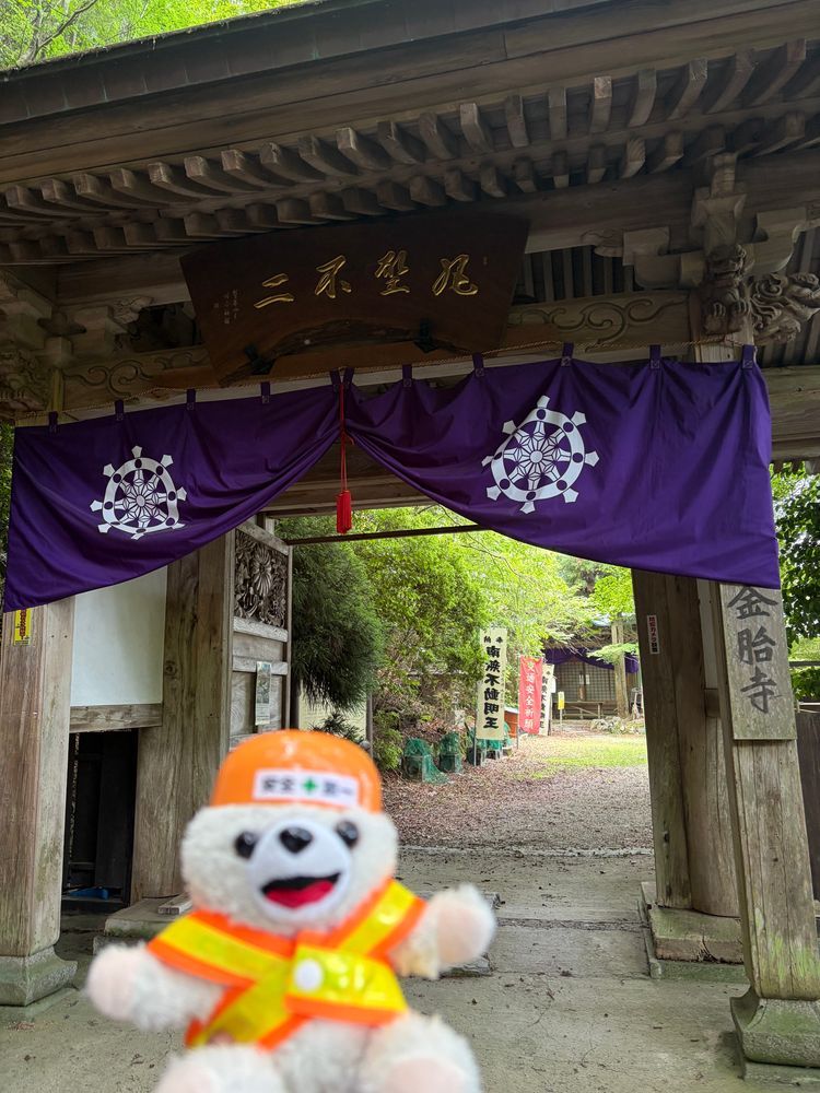 その後は、山奥にある無人のお寺に行ったよ〜❗️
クマ出没、注意ヨシ❗️❗️