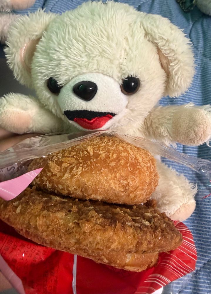 ダイエット中なのに、ローソンのメンチカツをカレーパンで挟んだイカれたやつを買っちゃった…
これはイカれた味だ…