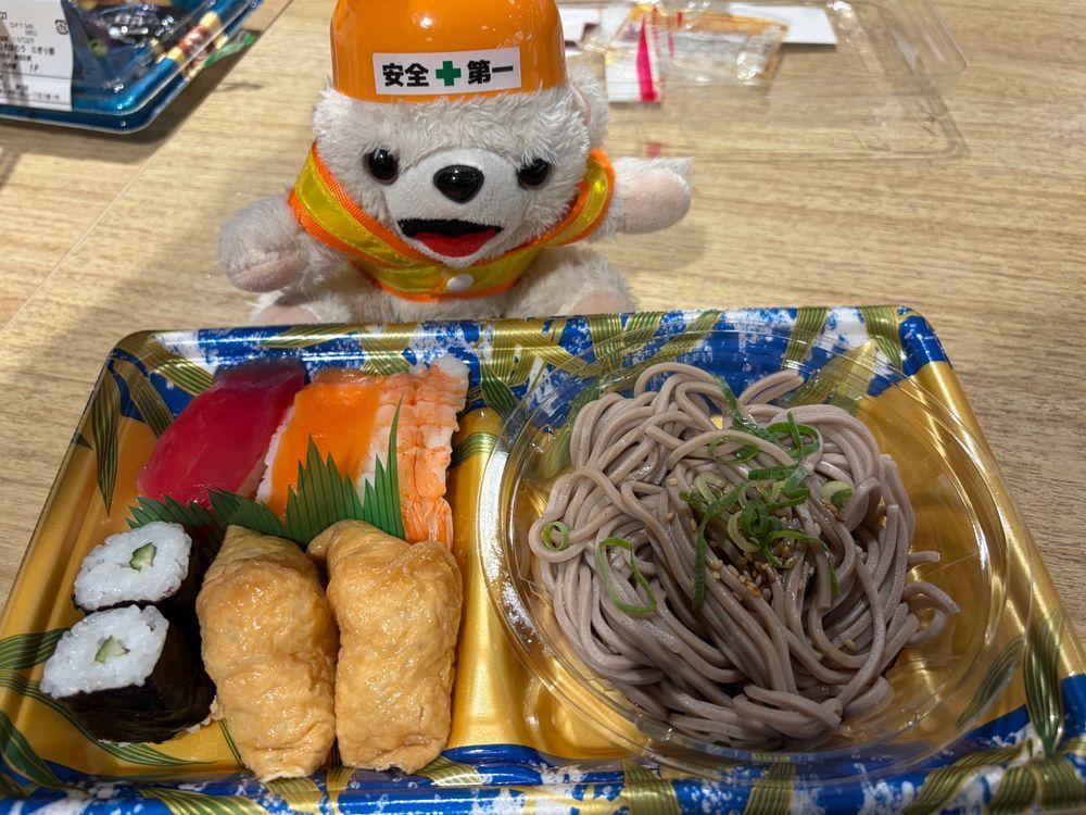 寿司と蕎麦のセットが200円、価格破壊ヨシ❗️