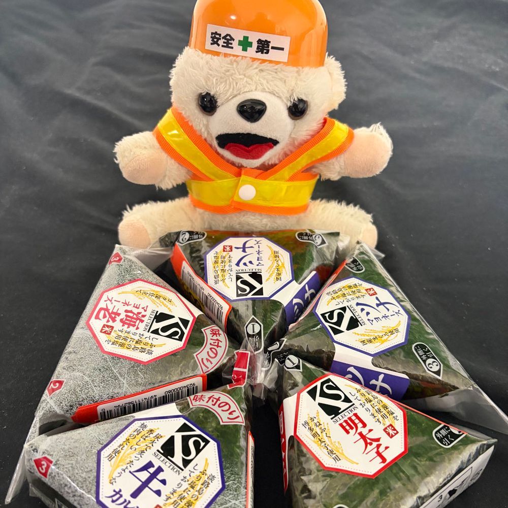 半額以下のおにぎりで魔法陣を作る、ヨシ❗️
