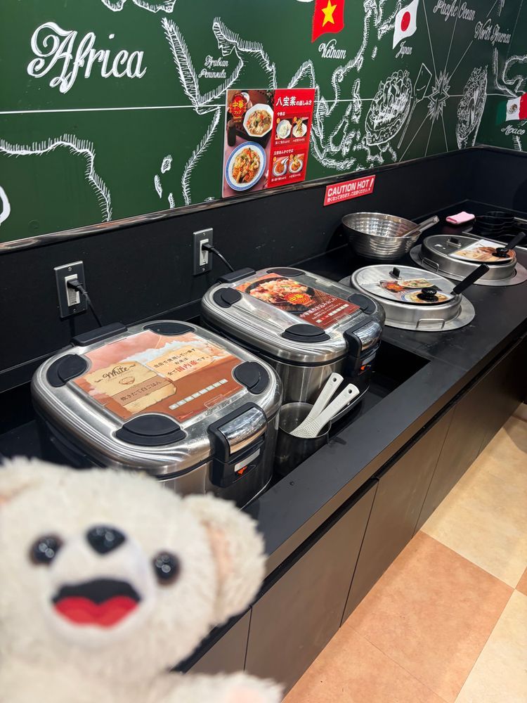 業務スーパーがやってるランチビュッフェに来たんだー❗️
ドリンクバー付きで、100種類以上の料理が時間無制限食べ放題なんだ〜❗️❗️
きっとここが天国だ〜❗️