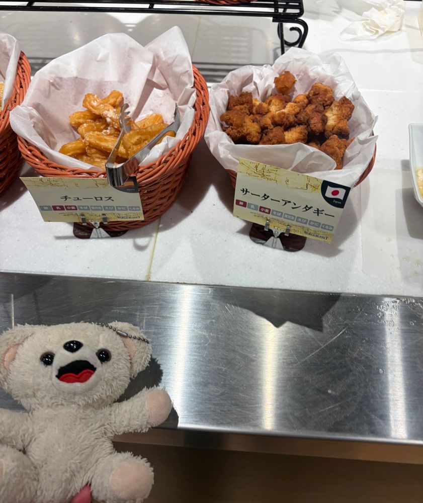 デザートも食べ放題だよ〜❗️
でもうちの二足歩行は、砂糖が入ってたりタンパク質の入ってないものは、そう簡単には食べさせてくれないんだ〜❗️❗️

きっとブロッコリー🥦とトマト🍅がデザートのつもりなんだ〜〜❗️❗️