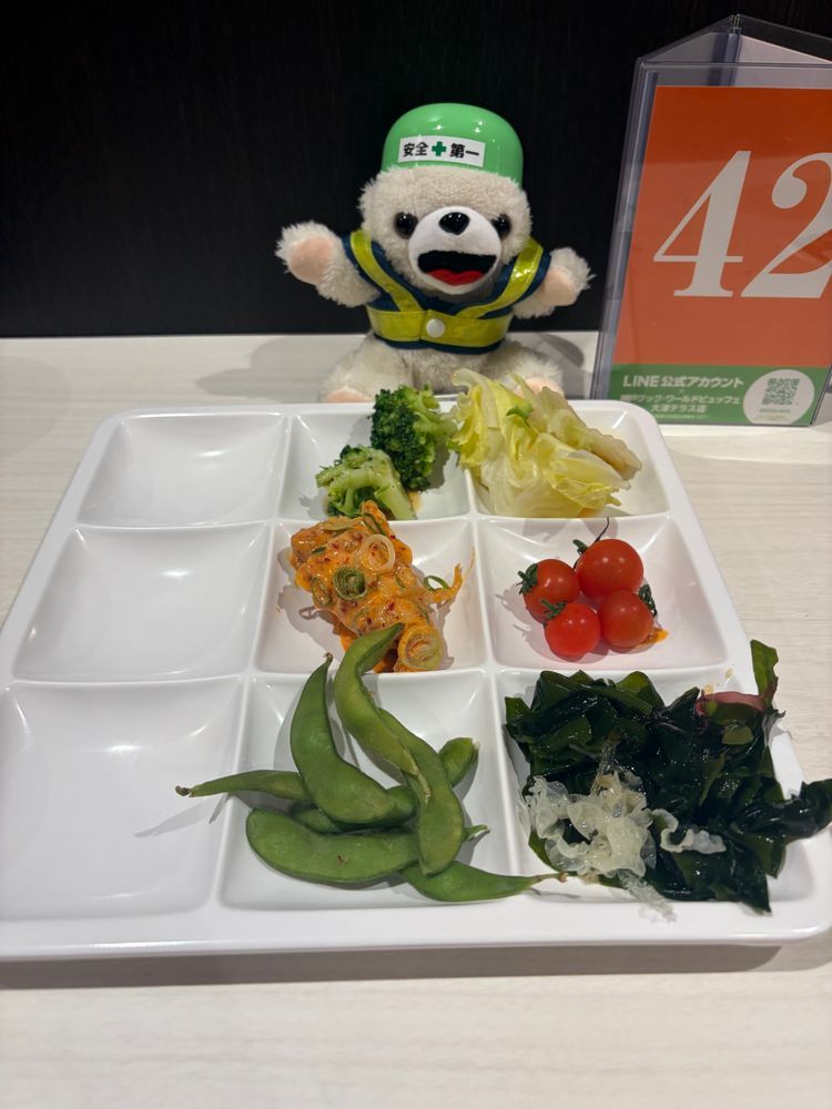 デザートも食べ放題だよ〜❗️
でもうちの二足歩行は、砂糖が入ってたりタンパク質の入ってないものは、そう簡単には食べさせてくれないんだ〜❗️❗️

きっとブロッコリー🥦とトマト🍅がデザートのつもりなんだ〜〜❗️❗️