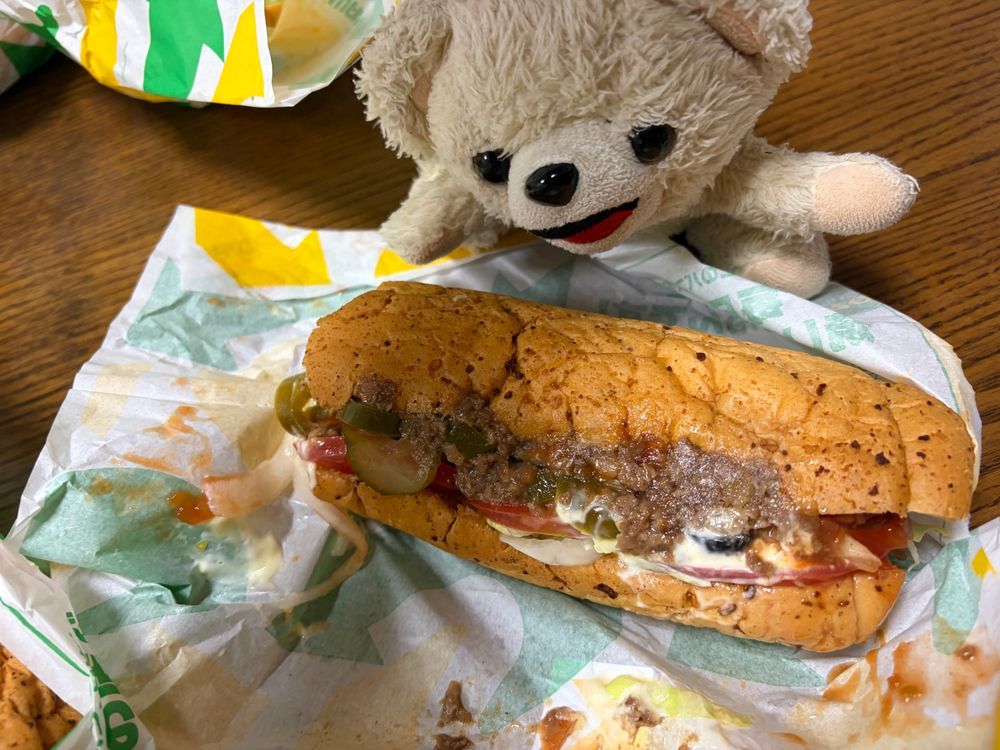 みなさんこんばんは、ぼくファーファ❗️❗️
今日は6月30日❗️京都ではこの日を夏越の大祓(なごしのおおはらえ)って言って、水無月っていうお菓子を食べて、夏を乗り切って半年間溜まった穢れを落とし…残り半年を無病息災で過ごせるように祈願する神事があるんだ❗️❗️

ちなみにぼくたちの暮らすコットンランドでは、毎年6月30日はサブウェイのフットロング(デカいやつ)を食べて、残り半年は「めっちゃ足が長くなりますように(フットロングだけに)」って祈る風習があるんだ❗️❗️
野菜増量、ハラペーニョも増量して、夏の暑さを吹き飛ばすんだ❗️❗️❗️