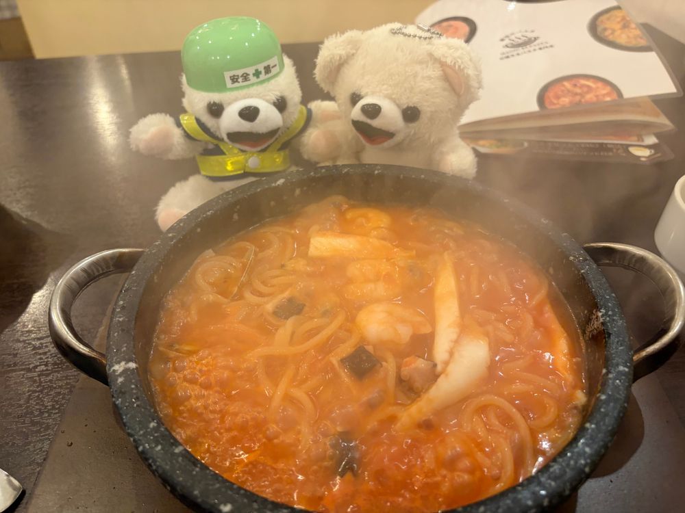 アチアチのアヒージョと石焼パスタ❗️
落ちたら死亡ヨシ❗️(ヨシではない☠️)