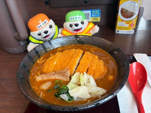 ココイチのカレーラーメン❗️
5辛にさらにとび辛スパイスをぶち込んで…ピリ辛ラーメンヨシ❗️❗️