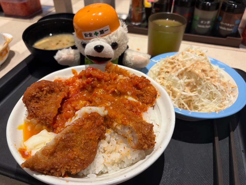 うまトマロースカツ定食、ごはんの特盛無料、食べすぎ注意ヨシ❗️❗️