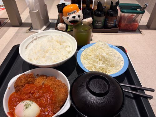 うまトマロースカツ定食、ごはんの特盛無料、食べすぎ注意ヨシ❗️❗️