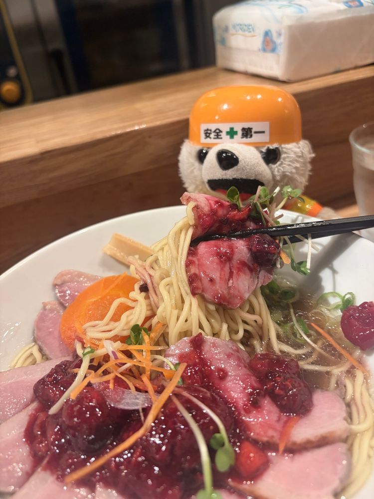 鴨ラーメン極❗️❗️
ベリーソースが甘い…ヨシ❗️❗️
意味のわからん逸品なんだ…ヨヨイノの…ヨシ❗️❗️❗️