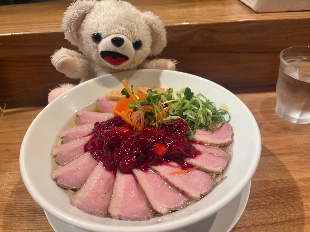 これはどこにでもある何の変哲もないベリーソースの高級鴨ラーメン