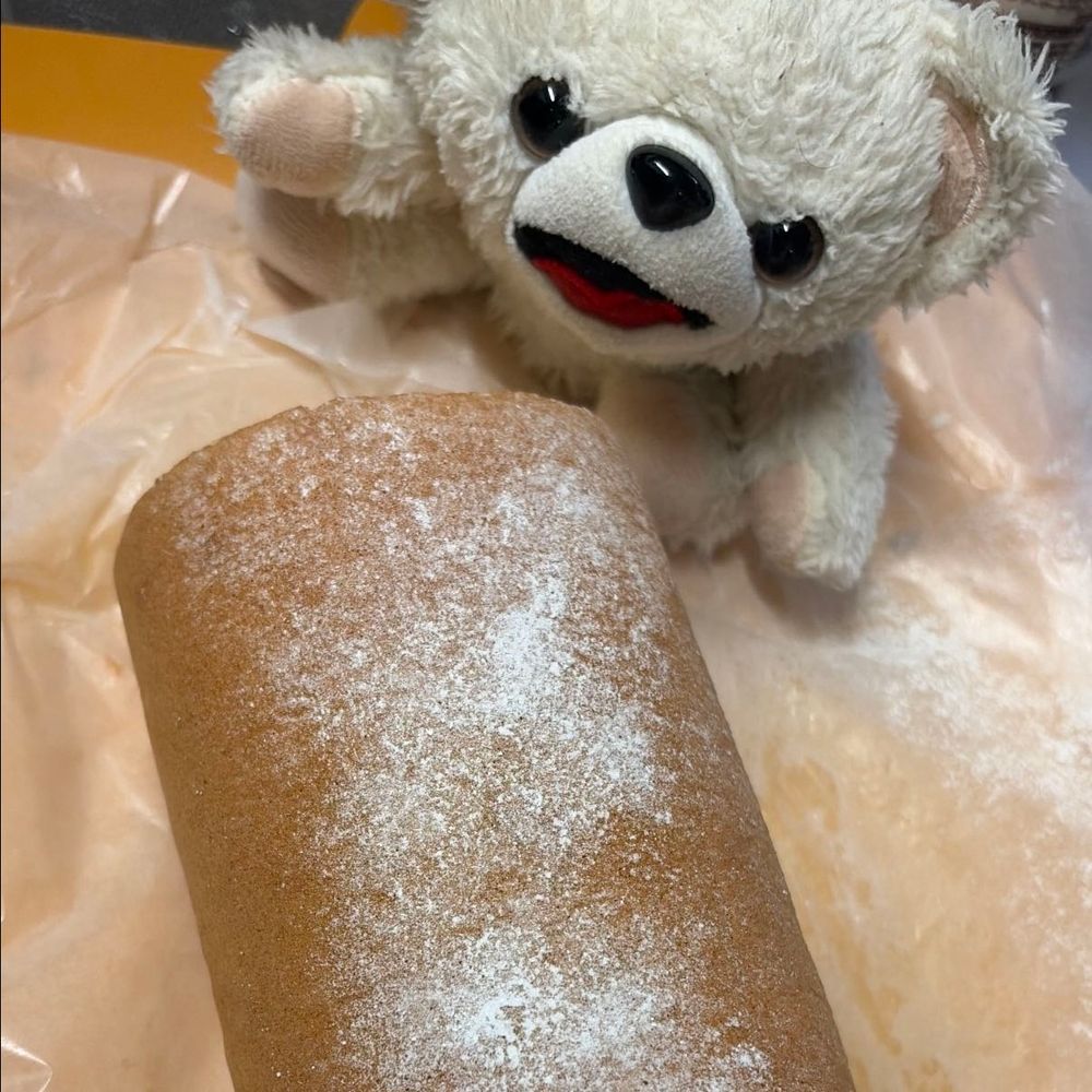 昨日のぬいぐるみ神社の帰りのおみやげのロールケーキ…❗️
めずらしく食べさせてもらえることになったんだ〜❗️
最近珍しく甘いものを食べることが多いんだ〜♪🍰わ〜い✨