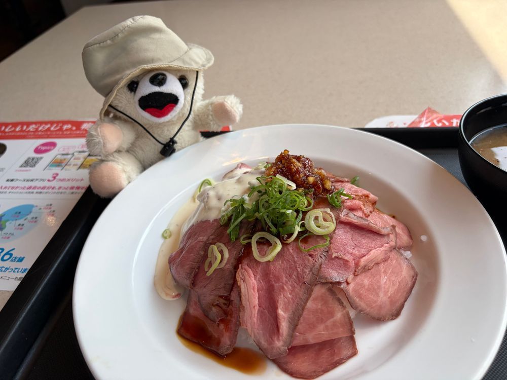 松屋でローストビーフ頼んだら、メニューの写真では卵黄が付いてたけど、ぼくのには付いて無かったんだ…