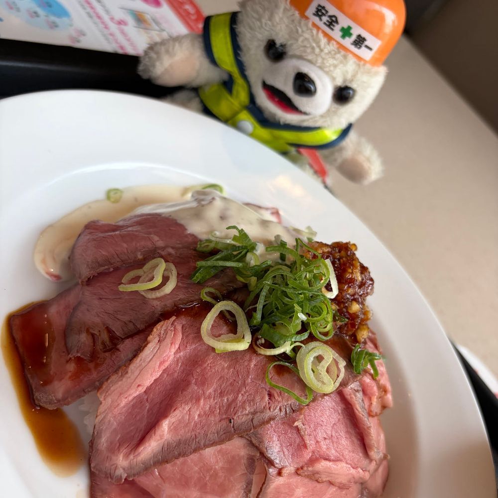 松屋のローストビーフ…メニュー写真には卵黄が乗ってるけど…ぼくのには乗ってないなあ…
まあよくわからないからヨシ❗️
(適当な確認の現場ファーファ)