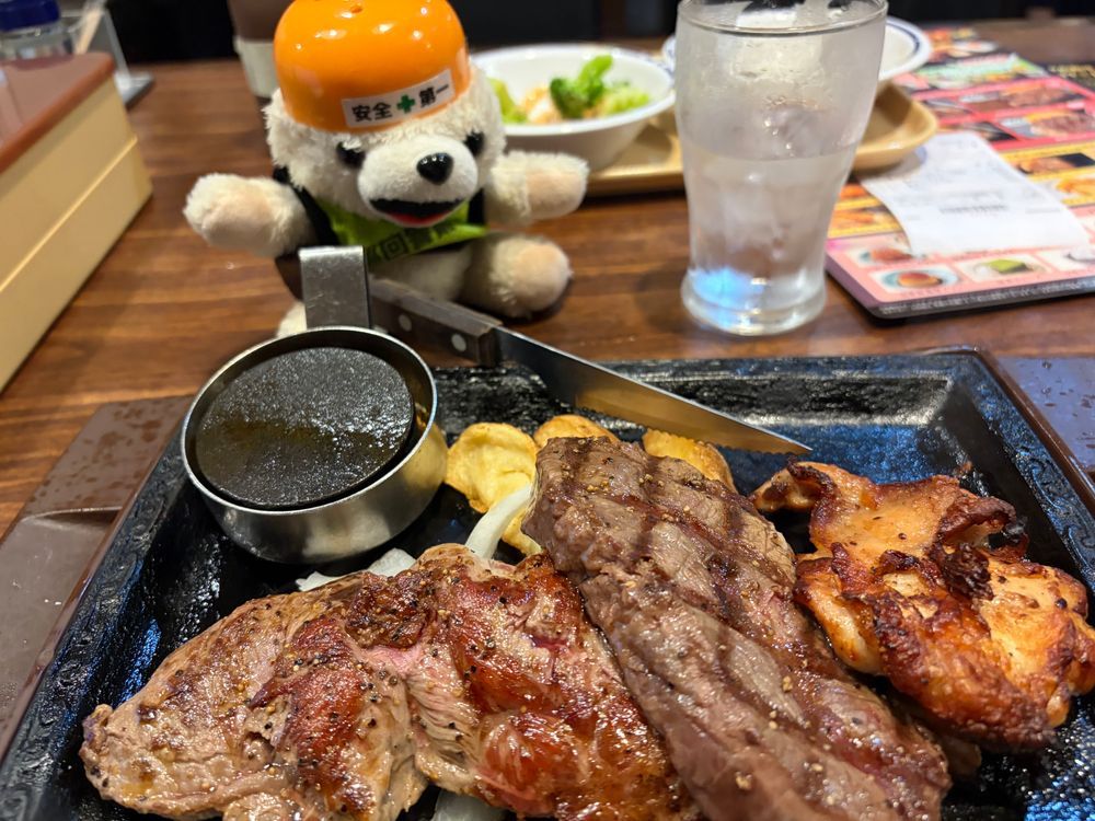 ステーキを食べる時は、ヘルメットを着用して自分の頭を切らないように注意ヨシ❗️
