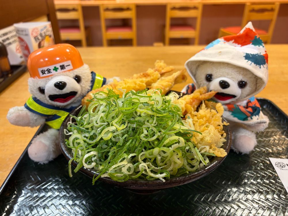 8月7日ははなまるうどんの日なんだって❗️
海老天がトリプルな、はなまる感謝うどんをたしなむよ❗️
かわいいファーファのシールももらえたんだ〜❗️
(ファーファではない)
