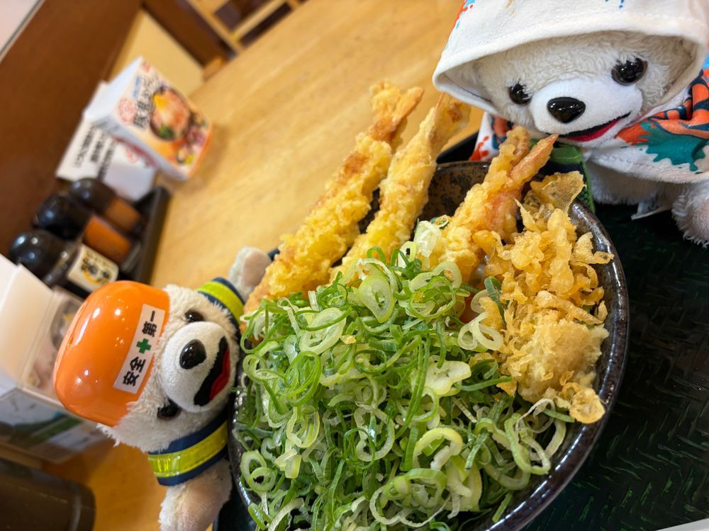 8月7日ははなまるうどんの日なんだって❗️
海老天がトリプルな、はなまる感謝うどんをたしなむよ❗️
かわいいファーファのシールももらえたんだ〜❗️
(ファーファではない)