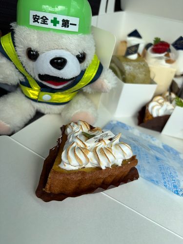 ルバーブのタルト…聞いたことのないケーキヨシ❗️
なぜかこれだけ2個ある…ヨシ❗️