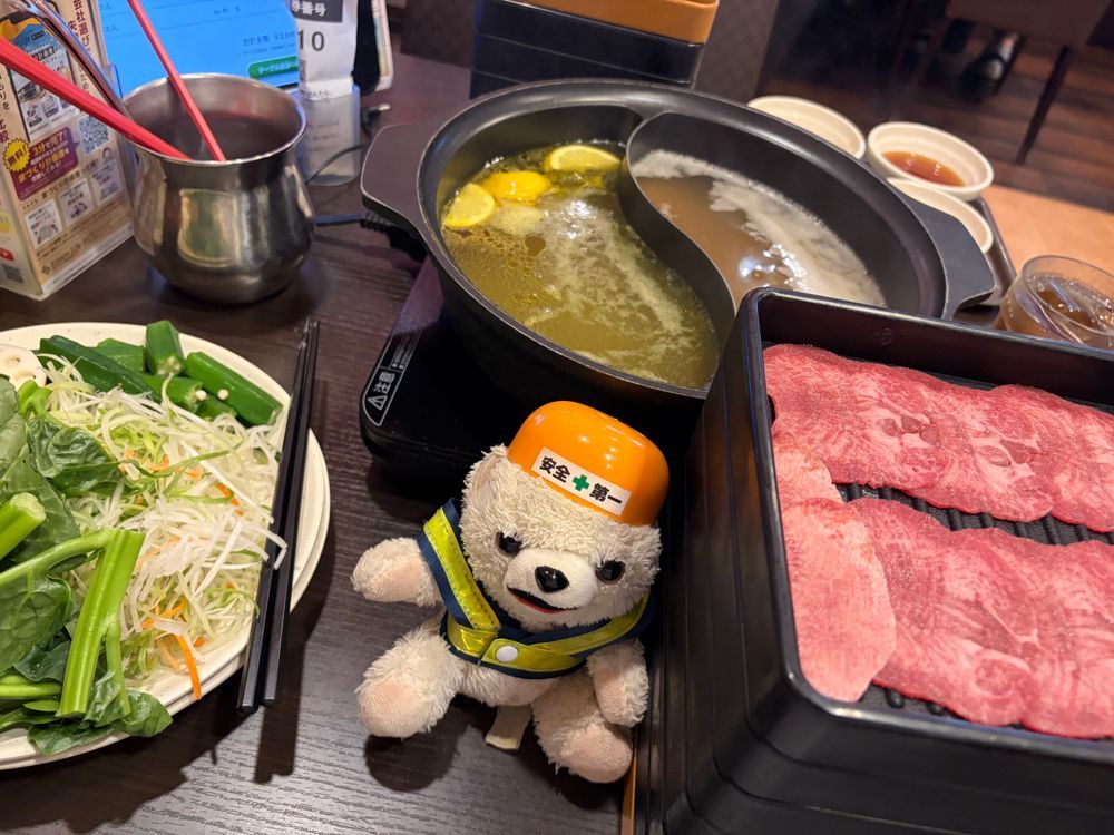 今日はうちに生息している二足歩行のザコさんのお誕生日のお祝いでしゃぶ葉に来たよ❗️
今回も牛タン食べ放題にしちゃった…👅❗️
野菜もいっぱい食べてるからカロリーゼロ❗️