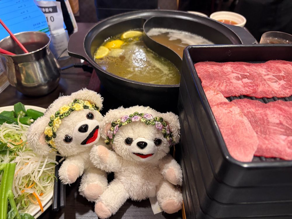 今日はうちに生息している二足歩行のザコさんのお誕生日のお祝いでしゃぶ葉に来たよ❗️
今回も牛タン食べ放題にしちゃった…👅❗️
野菜もいっぱい食べてるからカロリーゼロ❗️