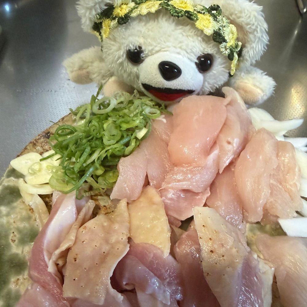 今日の朝ごはんは、ふるさと納税でもらった鳥刺しだ〜❗️