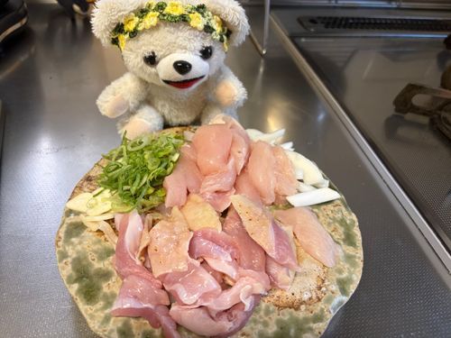 今日の朝ごはんは、ふるさと納税でもらった鳥刺しだ〜❗️