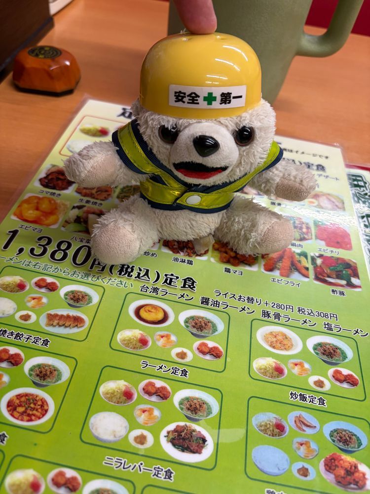 謎の中華料理店ヨシ❗️
定食ヨシ❗️
カイコの強火炒め…美味しそうで気になるけど、注文は次回に検討ヨシ❗️