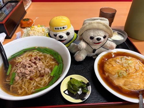 ここは謎の中華料理店…
あっ、天津飯の前で転倒しちゃったんだーーー‼️
定食のからあげが…デカすぎなんだーーー‼️