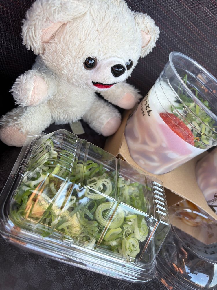 今日は暑いから桑田のお店でシェイクうどん食べたよ❗️
明太とろろとオクラとろろ❗️
ネギをたくさん追加して、フタしてシェイクシェイク❗️❗️