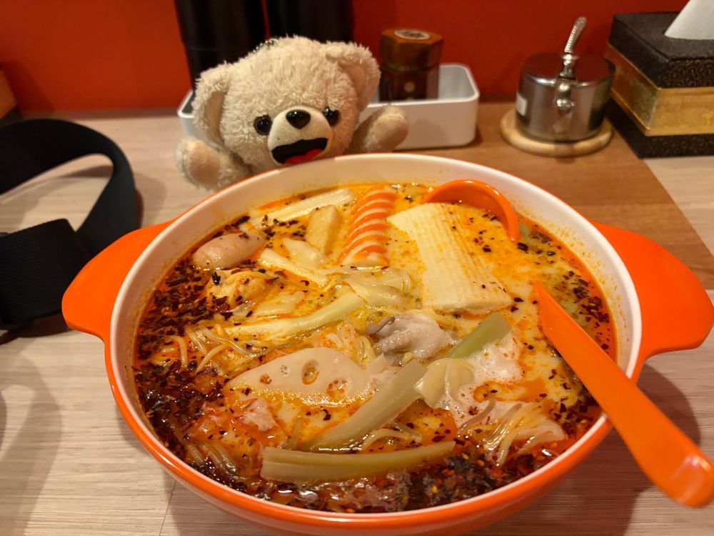 近所の中華料理屋さんで激安爆盛り定食を食べようと思ったら、中は麻辣湯屋さんになってたんだ…
入店するやいなやボウルとトングを渡されて、適当に野菜と練り製品と麺なんかのトッピングをつまんでレジの中国の角刈り的な人に渡したら2500円もんしたんだ…
誰か助けて…