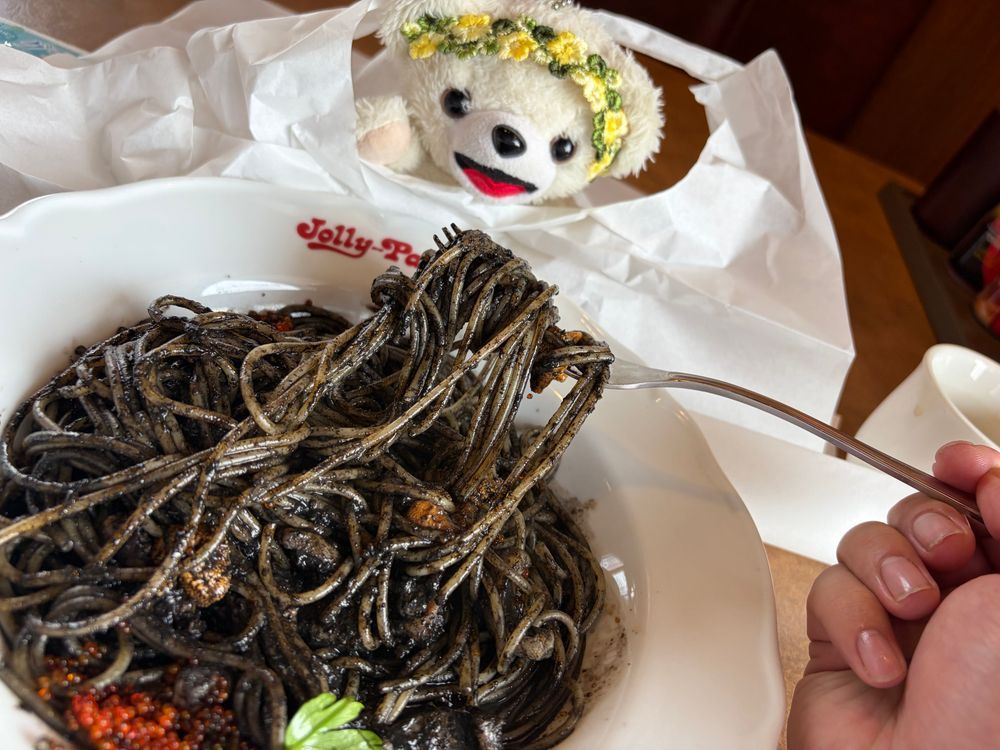 イカスミパスタは、紙エプロンで注意だ〜❗️