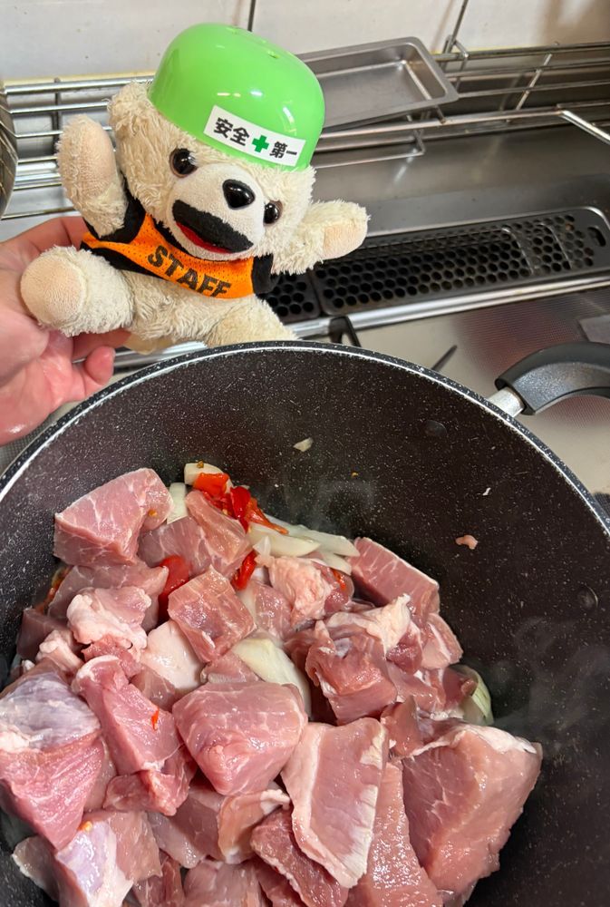 今日は大きい豚もも肉(1280g)があったから、カレー作ったよ❗️
普段はポークカレー作らないんだけど(チキン派)、他のレシピを考えるのがめんどくさかったんだ…
去年収穫したリーパーとハバネロで炒めて…