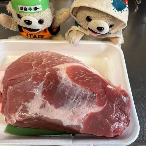 今日は大きい豚もも肉(1280g)があったから、カレー作ったよ❗️
普段はポークカレー作らないんだけど(チキン派)、他のレシピを考えるのがめんどくさかったんだ…
去年収穫したリーパーとハバネロで炒めて…