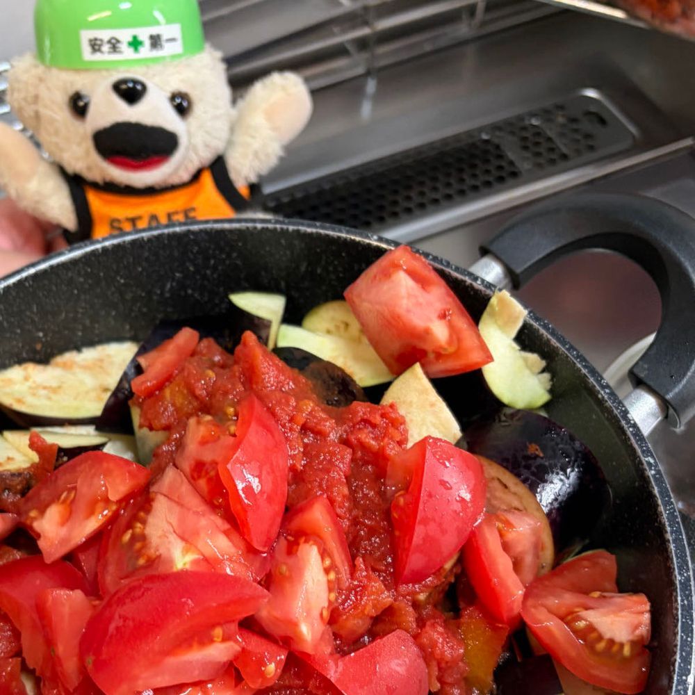 ぼくカレーには大量のナスを入れるんだ〜❗️
そしてトマトも入れて…スパイスで味を整える…❗️