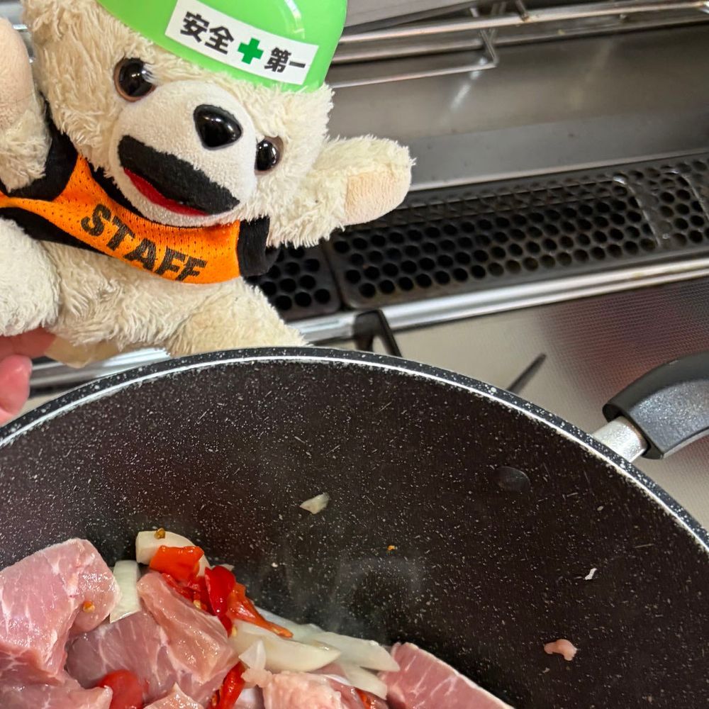 今日は大きい豚もも肉(1280g)があったから、カレー作ったよ❗️
普段はポークカレー作らないんだけど(チキン派)、他のレシピを考えるのがめんどくさかったんだ…
去年収穫したリーパーとハバネロで炒めて…