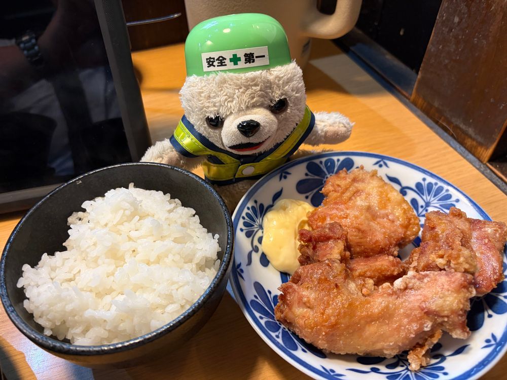 黒い謎のラーメンだ…
さらにからあげとご飯…お腹いっぱいヨシ❗️❗️