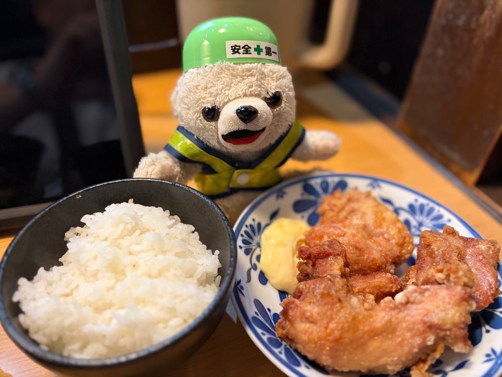 黒い謎のラーメンだ…
さらにからあげとご飯…お腹いっぱいヨシ❗️❗️