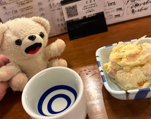 今日はうちの二足歩行の出張に着いてきたよ❗️
お昼で終わったから、真昼間からお酒飲んでるんだ〜❗️

ポテサラには日本酒❗️