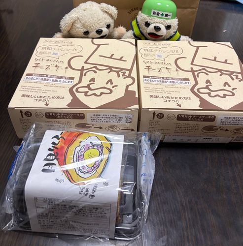 今日はうちの二足歩行、ザコさんの大阪出張について行って、りくろーおじさんのチーズケーキと月見りくろー買ってきたよ❗️
りくろーおじさんは20年くらい前に逝去しているはずなのに、なぜか新商品がたくさん出てたよ〜❗️