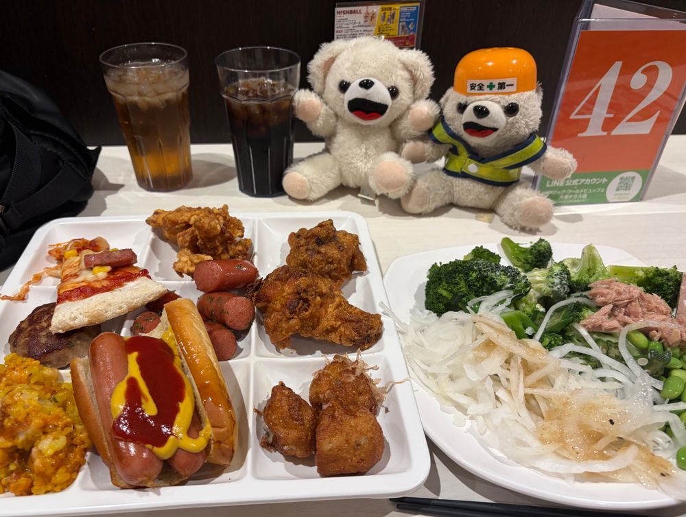 ここは1500円くらいで世界のグルメが食べ放題(ドリンクバー付き)の伝説のお店だよ❗️
ハワイアンフェアやってたよ❗️
この茶色いメニューを見てよ❗️❗️