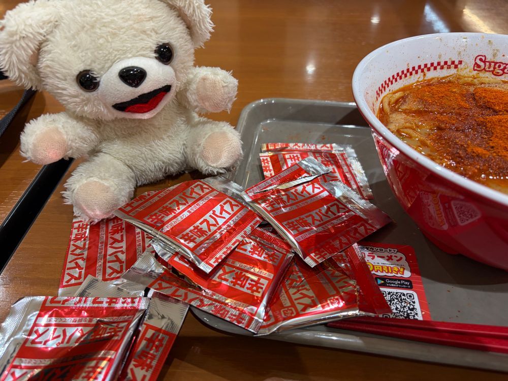 肉入スガ辛魚ラーメンに、辛味スパイスを10袋ぶち込むんだ〜🌶️