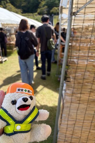 今日のぼくは陶器市の警備の仕事ヨシ❗️
たくさんのお客さんで賑わっててヨシヨシ❗️
(誰からも頼まれていないけど、個人的に警備をしているらしい現ファ)