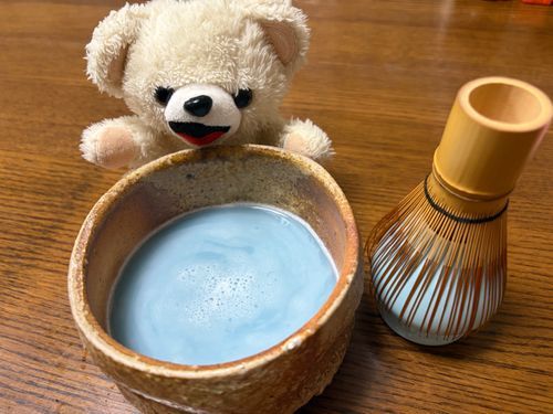 抹茶が無かったから青いお茶なんだ〜🍵
器がいいと美味しく感じるよ❗️