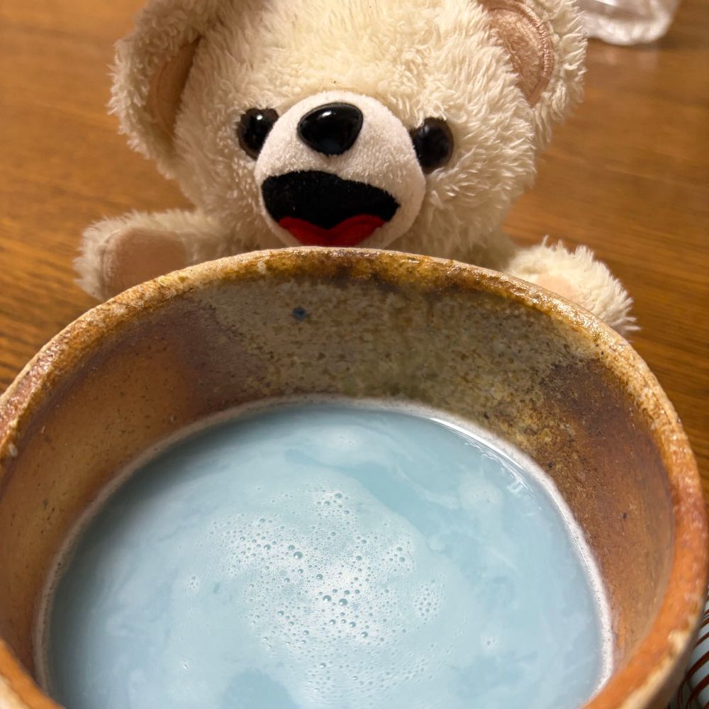 抹茶が無かったから青いお茶なんだ〜🍵
器がいいと美味しく感じるよ❗️