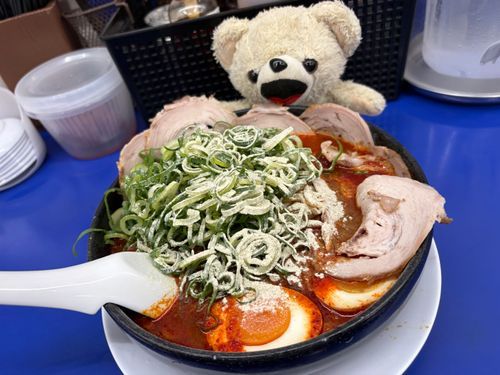 赤い汁、飛び散り注意❗️
紙エプロンで、防いだヨシ❗️