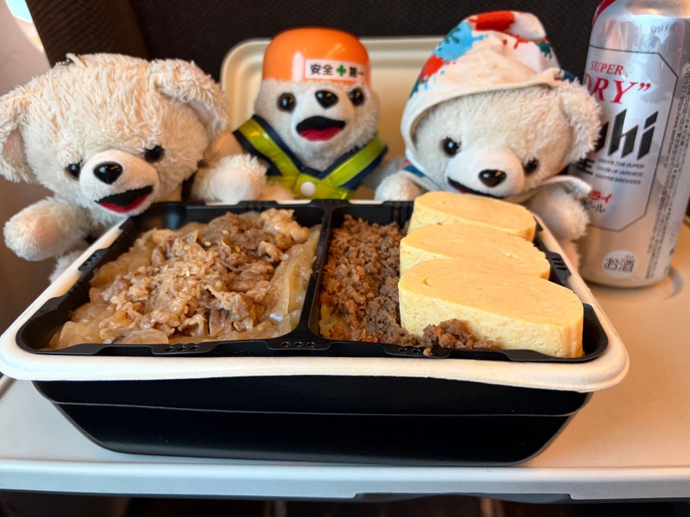 グリーン車で弁当を食べるコグマ