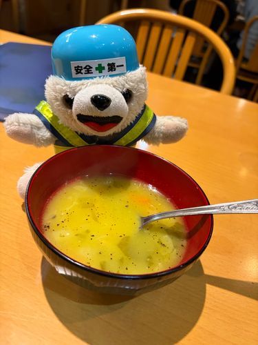 いつものお店で、謎スープとカレーヨシ❗️