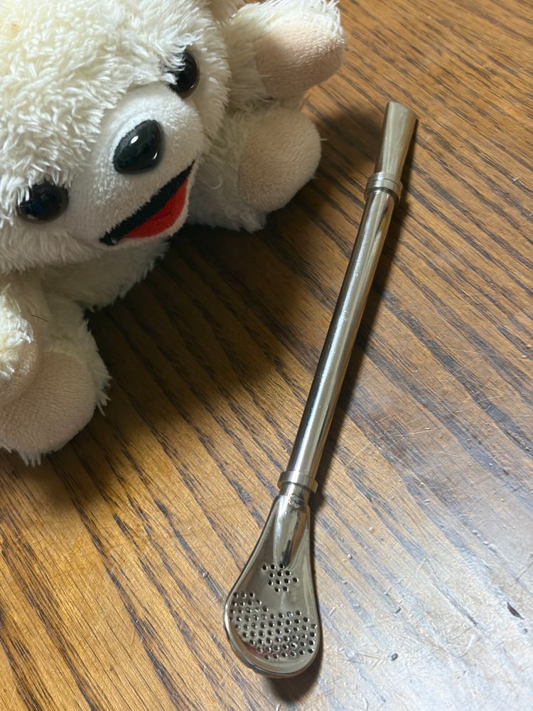 マテ茶🧉飲んだよ❗️
このツボにたくさん葉っぱを入れて、専用の穴あきストローで飲むんだ〜❗️
独特の苦味があるけど美味しいかも❓
気分はメッシなんだ〜🇦🇷