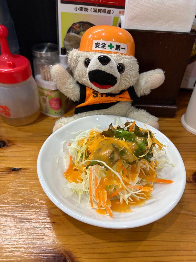 またカレー屋でサラダを食べるこぐま