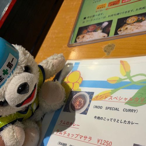 インドスペシャルカリー…❗️❗️
牛肉が入ってるけど…インドで…ヨシなのか…⁉️
まあ超絶美味だったからヨシ〜❗️❤️
(なお今回もナンのおかわりとマンゴーラッシーをサービスでもらったコグマ)
