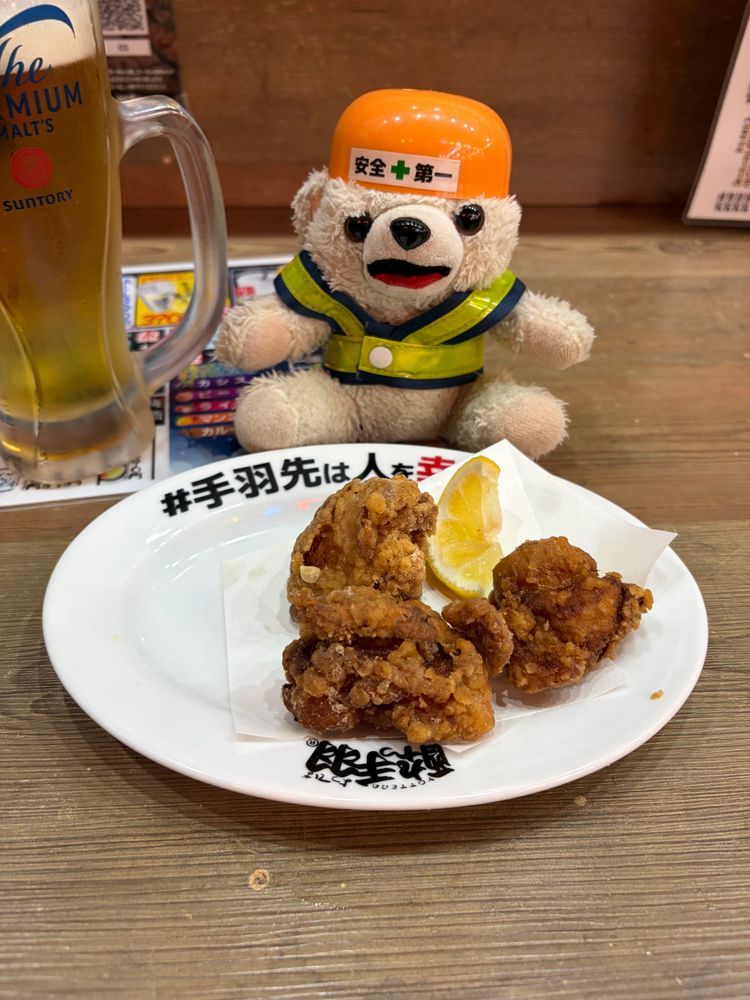 ライブ会場の警備も終わったし、打ち上げヨシ❗️
なぜか朝と同じお店で飲んでるヨシ❗️
からあげにはレモン絞るヨシ〜❗️
からあげにレモン絞るときは、とびはねた汁が目に入らないよう注意ヨシ❗️